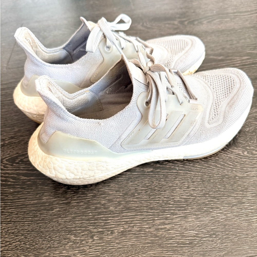 Adidas Women's Light Gray UltraBoost 22 Running Shoes-7.5